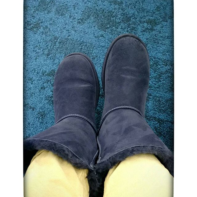 寒くなってきたのでランチタイムは置きＵＧＧに履き替えます - from Instagram
