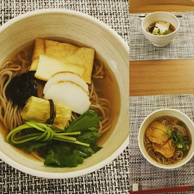 こんばんは～今日は錦市場の #富美家 のお蕎麦です。京都で富美家鍋を食べて以来のお気に入りです。温めるだけなのも素敵今日も残業なのが分かっていたので、昨日に#横浜高島屋 で購入しておきました。残念なことにしっぽくそばはラス1～なので自分はしのだ蕎麦に#lifeofkaren#yokohamalifestyle#lifeofkaren - from Instagram