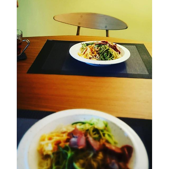 夜は #冷やし中華普段はこんな早い時間に夕食を取らないので、夏休みあけの残業タイムが心配です。#lifeofkaren #yokohamalifestyle #lifeinyokohama #暮らしを楽しむ - from Instagram