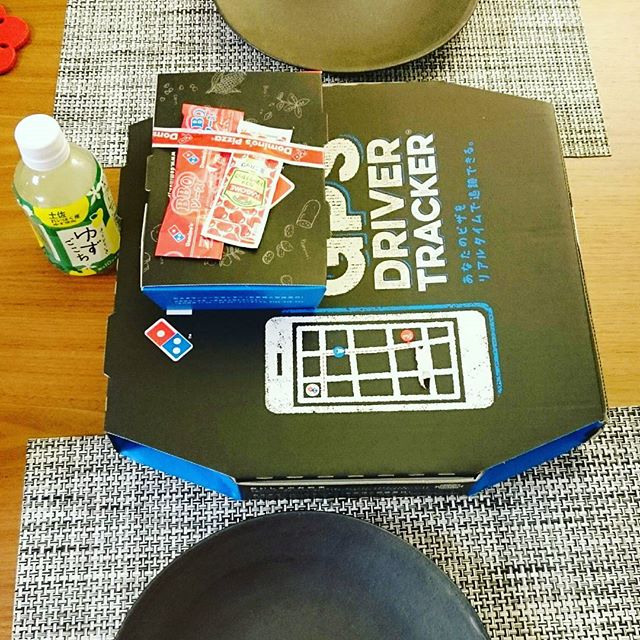 ピザ到着で起こされました。 - from Instagram