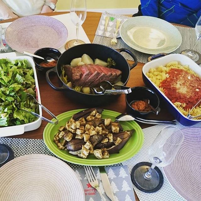 こんばんは今日は我が家でプチクリスマス会でした松阪牛の蒸し煮とサラダ、茄子とめかじきのバジルソース、牛蒡のトマトソースパスタ。全て手作りです。#lifeofkaren #casualandluxe#yokohamalifestyle#lifeinyokohama #暮らしを楽しむ - from Instagram