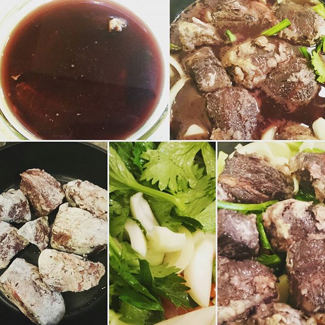 ただいま牛頬肉の赤ワイン煮を煮込み中です～白金に居たときは#NATIONAL で牛頬肉を買っていたので、横浜ではどうしよう…と思っていたのですが、品川の#queens伊勢丹 で取り扱いがあるのがわかり事前に予約して、旦那様が昨日取りに行ってきてくれました。前日にイタリアワインでマリネして、今日は煮込みです。いつもならオーブンで煮込むのですが、今年は#lecreuset で煮込みにトライ。#lifeofkaren #casualandluxe#yokohamalifestyle#lifeinyokohama #暮らしを楽しむ - from Instagram