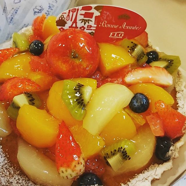 ケーキは何故か姫リンゴが可愛い - from Instagram