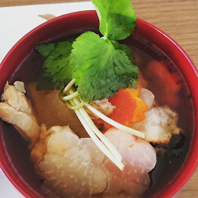 我が家の#お雑煮 はシンプルです。名古屋コーチンを少量いれています。お餅は暮れにいただいたお餅です。食べてみたらお餅がすごく美味しくてびっくり！#大潟村 #japanesetraditional #japanesecuisines #お正月 #お節料理 #lifeofkaren #casualandluxe#yokohamalifestyle#lifeinyokohama #暮らしを楽しむ - from Instagram