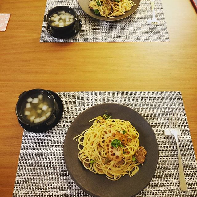 こんばんは今日は金山寺味噌を使った北海道牛のモモ肉のパスタです。いんげんと菜の花と椎茸を加えて蓮根の揚げたものをのせています。#lifeofkaren #casualandluxe#yokohamalifestyle#lifeinyokohama#暮らしを楽しむ #analogtable - from Instagram