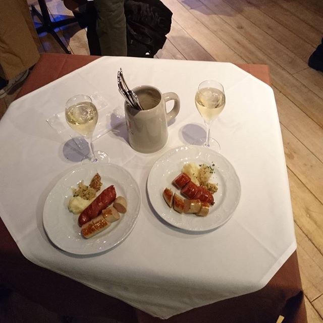飲み物と軽食がでます - from Instagram