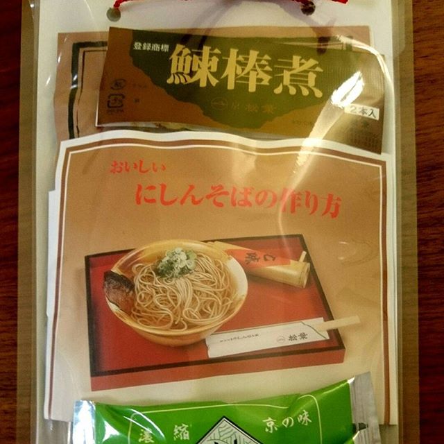 京都駅で最後に買うのが我が家の定番#松葉 #にしんそば 写真の通りに配置してみたところ、美味しい↑今まで鰊を上にのせていましたパッケージが変わって写真が載るようになったような#lifeofkaren #yokohamalifestyle#lifeinyokohama #casualandluxe#暮らしを楽しむ - from Instagram
