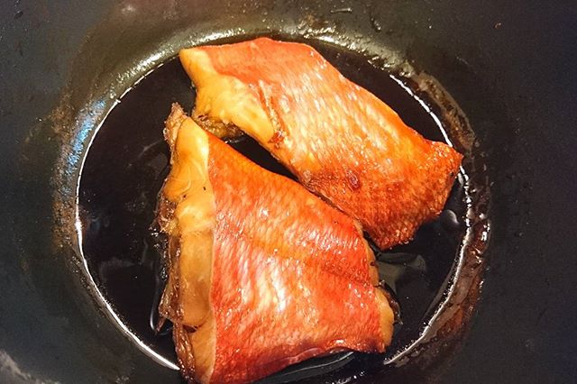静岡産の金目鯛が安くなっていたので明日の晩御飯用にと煮付けにしました。#lifeofkaren #casualandluxe #yokohamalifestyle#lifeinyokohama #暮らしを楽しむ - from Instagram