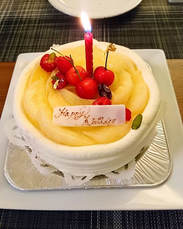 #birthdaycake #dorer の桃のケーキスゴく美味しい#yokohamabaysheraton #lifeofkaren #casualandluxe #lifeinyokohama #暮らしを楽しむ - from Instagram