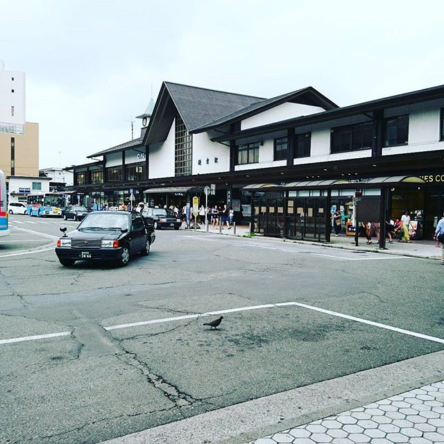 正解は#kamakura です。旦那様のリクエストにより地元エリアですが、観光です小町通りから八幡宮へと歩いていたら荏柄天神社の方まで抜けてしまいました。本当の目的地は小町通りの入り口近くのため、戻りがてらお土産を物色します#lifeofkaren #casualandluxe #yokohamalifestyle#lifeinyokohama#暮らしを楽しむ - from Instagram