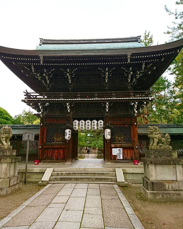 京都のつづき足利つながりで応仁の乱のはじまり #上御霊神社 #そうだ暮らしを楽しもう #lifeofkaren #casualandluxe #yokohamalifestyle#lifeinyokohama#暮らしを楽しむ - from Instagram