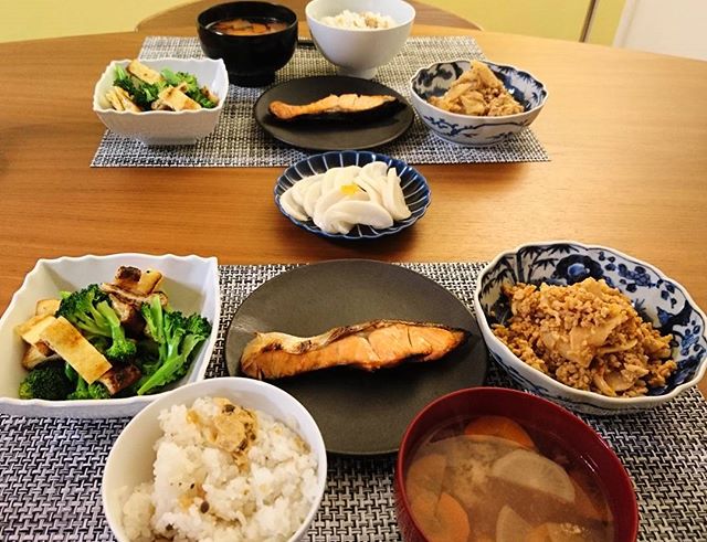 こんばんは昨夜の作り置きは平塚産の蕪と鶏ひき肉の味噌炒め。京都で買った大根の漬物に湯葉ご飯のもとで。高島屋で買った塩鮭もつけてガッツリです神奈川産のブロッコリーは、ヒルズのイベントでもらった白だしに生姜をプラスして、カリカリに焼いた油揚げと和え物に。#そうだ暮らしを楽しもう #lifeofkaren #casualandluxe #yokohamalifestyle#lifeinyokohama #yokohamalifestyle #暮らしを楽しむ - from Instagram
