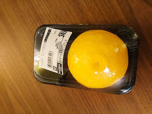 #冬至なので#ゆず湯旦那様が帰りに#nationalazabu で柚子を買ってきてくれました#lifeofkaren #casualandluxe #暮らしを楽しむ #lifeinyokohama #yokohamalifestyle - from Instagram