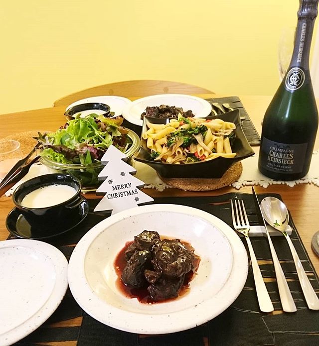 こんばんは#牛ほほ肉の赤ワイン煮 を今年は#lecruset で作ってみました。ビックリするほどお肉が柔らかくなったので来年も#lecruset でつくることにしました即席でジャガイモのポタージュもとパスタも作りましたこの後にはを。#lifeofkaren #casualandluxe #yokohamalifestyle#lifeinyokohama#暮らしを楽しむ - from Instagram